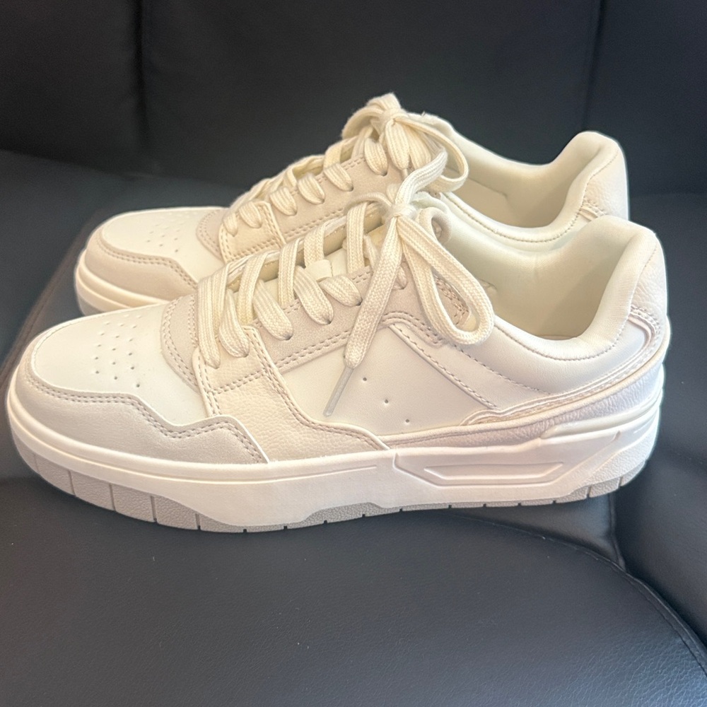 American Eagle Cream Sneakers
